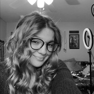 Meet your Posher, Emmi